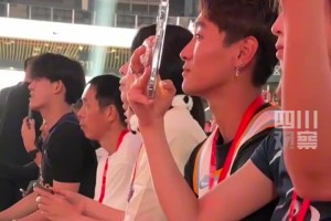 巴特勒现场观战德约大战阿尔卡拉斯，看到兴起直接手舞足蹈