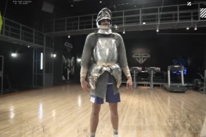 运动科学经典片段：穿上约60斤的盔甲，塔图姆还能完成扣篮吗？