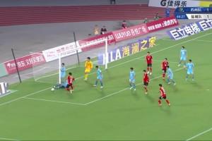 暖心一幕❤！苏超盐城队郑文煊破门后举起受伤队友庞智超的球衣