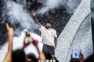 老詹20年生涯，今年才打高尔夫？杨毅：儿子打他打，他爱儿子啊