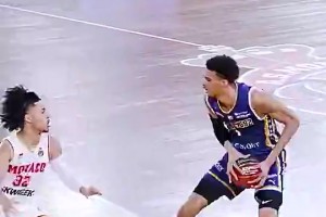 文班亚马这操作简直不要太离谱！三分出手后，立马就闪现篮下补扣