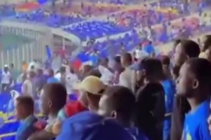 疯啦！塞内加尔惨遭让二追三，球迷现场拆掉椅子砸进场内报复