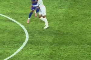 姆总的迷惑行为 法国世预赛2-1冰岛，姆巴佩开球时撞向对手