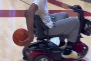 此前遭遇半月板撕裂❤️‍阿里纳斯儿子开着玩具车在球场训练