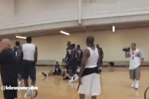 一切都是缘分！名场面：09年詹姆斯在训练营指导年轻的库里哈登！