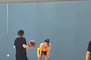 约基奇和村民们打野球 这看着不像打NBA的啊