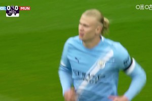 险些闪击！曼联后场连续解围不干净！哈兰德小角度打门擦柱而出！