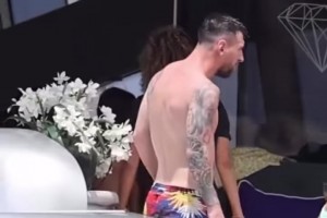 欧冠女主持又在散发魅力啦果然身材好穿什么都好看~