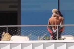 秀恩爱！亚马尔被拍到和女友拥抱缠绵