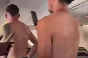 这剧情不对劲！摩纳哥去客场的飞机空调故障，球员全员裸男