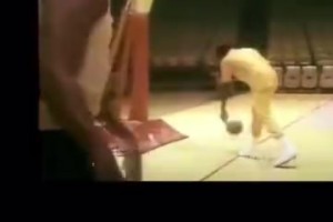 名场面！库里全明星赛中场背投一击即中震撼全场！