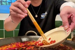 偶遇拳迷+餐前服药朱芳雨：重庆火锅的微辣是真的辣