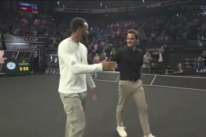 梦幻联动！库里与网坛传奇费德勒携手步入赛场，为拉沃尔杯挑边~