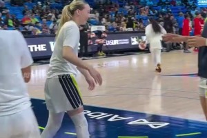 圣克拉拉大学的传奇球员！杰威带着总冠军奖杯重回母校！