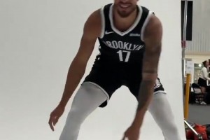 运球咋这么别扭呢！小波特身披篮网球衣拍摄定妆照