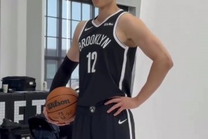 曾凡博亮相篮网媒体日，这造型帅不帅？