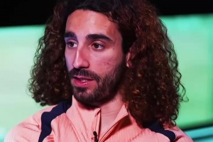 一球成名！名场面：三笘薰面对利物浦晃过摄像机送绝杀！