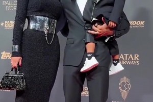 金球颁奖除了内维斯女友，拉菲尼亚妻子也是展现完美身材