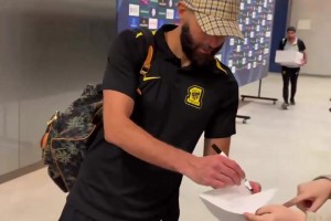 输给胜利后，本泽马有点生气了：你是来消遣我的？