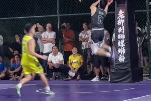 尼克-杨：科比不是友好的人，有次替补席坐满了，他让新秀起来自己坐上去