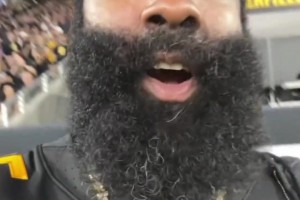 怼脸拍！登哥观战橄榄球，这大胡子上好多白胡须啊