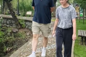 高人观光团！姚明一家国庆节现身苏州游玩 女儿已近2米~