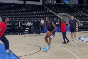 全场沸腾！TJD在球迷日秀歌喉唱Beyoncé的《Halo》