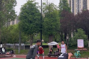 队记：杨瀚森不仅比赛像约基奇，向裁判抱怨的动作也像他！