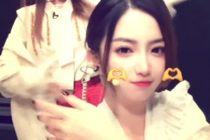 女主播佳依：这比赛看的我只想打脸！小七在后面疯狂比划打脸动作