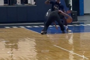 哈珀被文班的能力折服了 在大学时候哪打过这么富裕的仗...