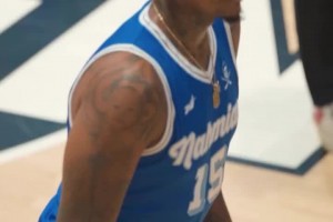 还有油？40岁尼克-杨晒野球场连续三分集锦：我需要十天合同！