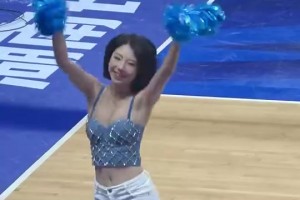 哇塞！NBL的啦啦队姐姐也太美了，这颜值和身材真没得说