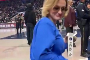 主场不准球迷打印“解雇Nico”标语，女球迷就出此下策